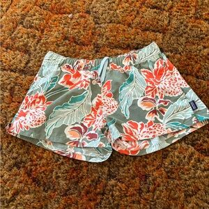 Patagonia baggies camp green manoa tropical print